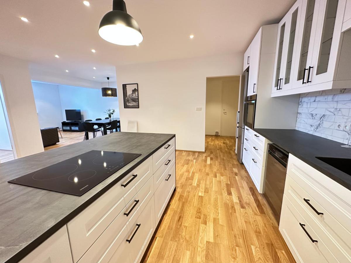 Modern And Spacious 4br Apartment,only 3 Km Drive From Downtown Apartamento